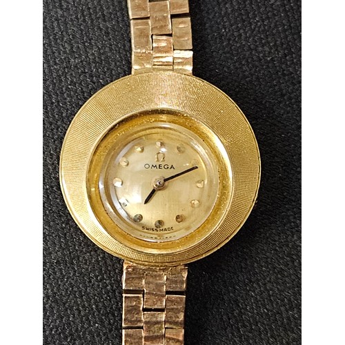 59 - Omega ladies 18ct gold watch on a 9ct strap  . Gross weight 24g. running