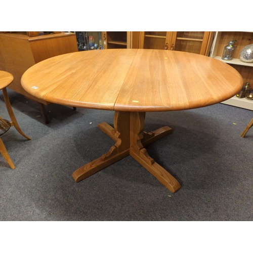 683A - Ercol 788 Old Colonial extending pedestal table. L(open)165cm L(closed)115cm W115cm H73cm