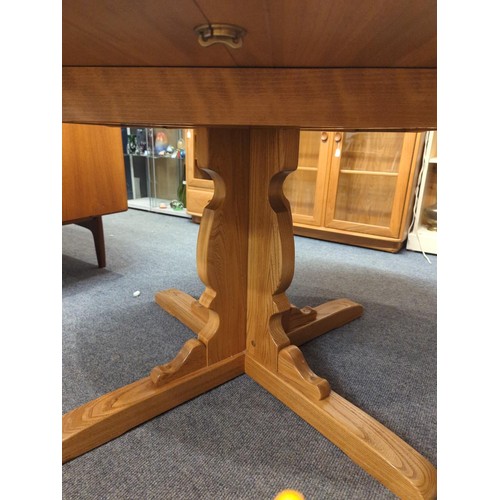 683A - Ercol 788 Old Colonial extending pedestal table. L(open)165cm L(closed)115cm W115cm H73cm