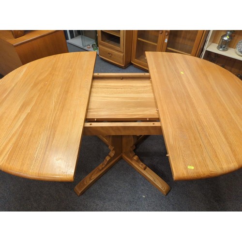 683A - Ercol 788 Old Colonial extending pedestal table. L(open)165cm L(closed)115cm W115cm H73cm