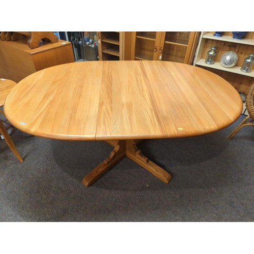 683A - Ercol 788 Old Colonial extending pedestal table. L(open)165cm L(closed)115cm W115cm H73cm