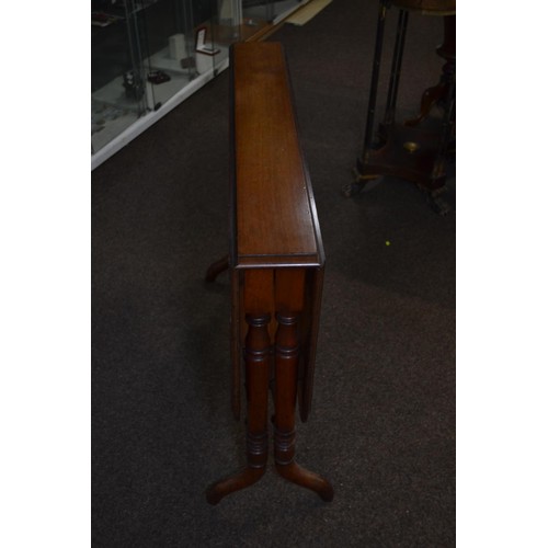 517 - Victorian mahogany table with drop leaf W90 D90H 71cm (Closed width 12cm)