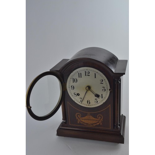 550 - Wooden mantel clock with pendulum & key, running order. H31 W 23.5 D 13 cm