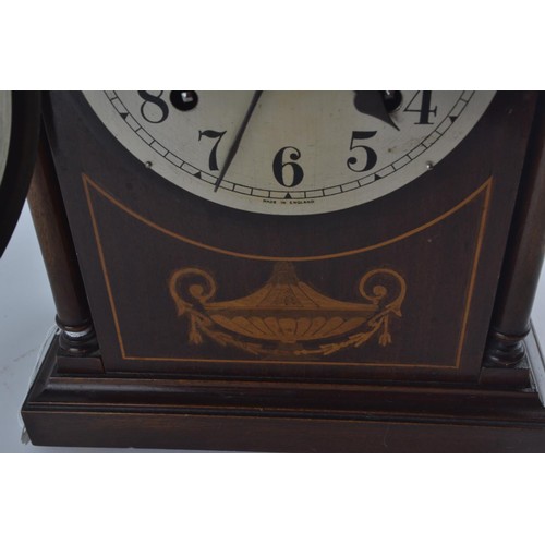 550 - Wooden mantel clock with pendulum & key, running order. H31 W 23.5 D 13 cm