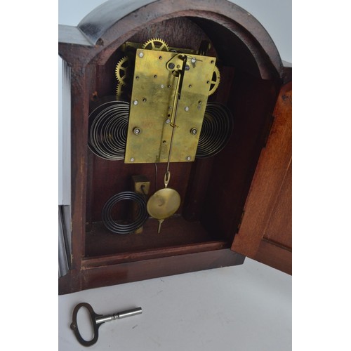 550 - Wooden mantel clock with pendulum & key, running order. H31 W 23.5 D 13 cm