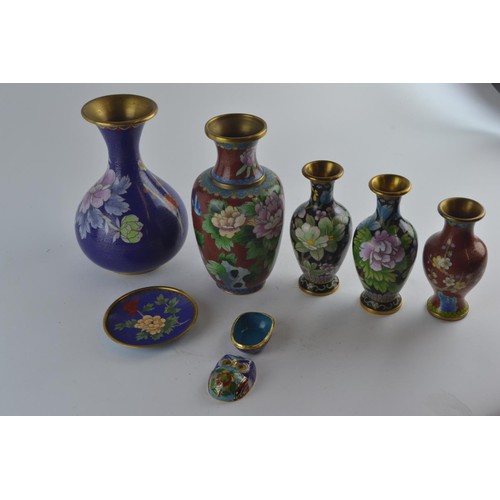 567 - Five cloisonne vases inc, one pair plus two other Cloisonne pieces. Tallest 20 cm