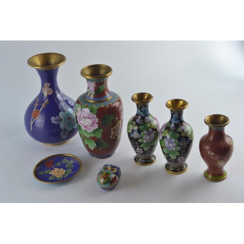 567 - Five cloisonne vases inc, one pair plus two other Cloisonne pieces. Tallest 20 cm