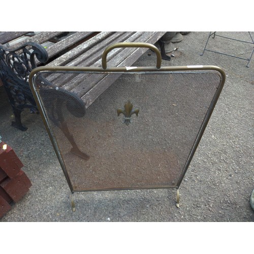 67 - Metal fire guard H75cm x W50cm 