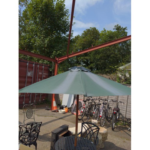 83 - 2 piece Garden parasol in green canvas 