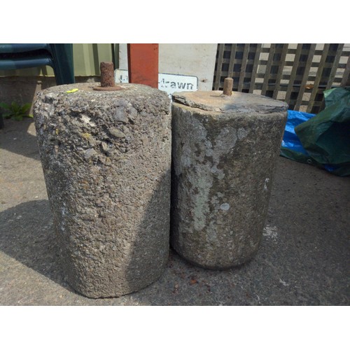 86 - 2 x stone rollers/pillars  D26cm H48cm 