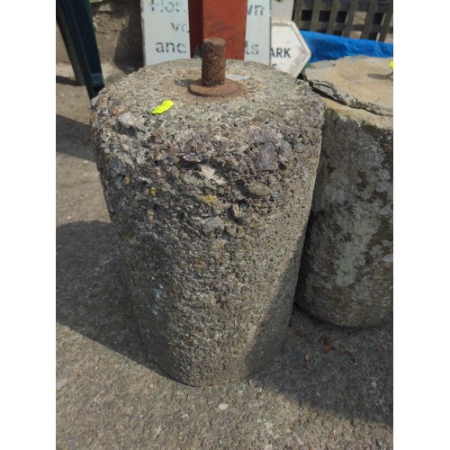 86 - 2 x stone rollers/pillars  D26cm H48cm 