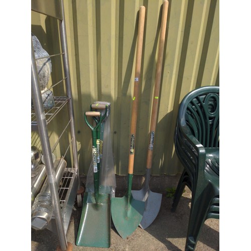 89 - New long handled garden tools by bulldog 2 x westcountry shovels and 3 x spades