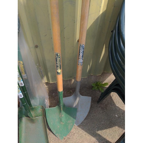 89 - New long handled garden tools by bulldog 2 x westcountry shovels and 3 x spades