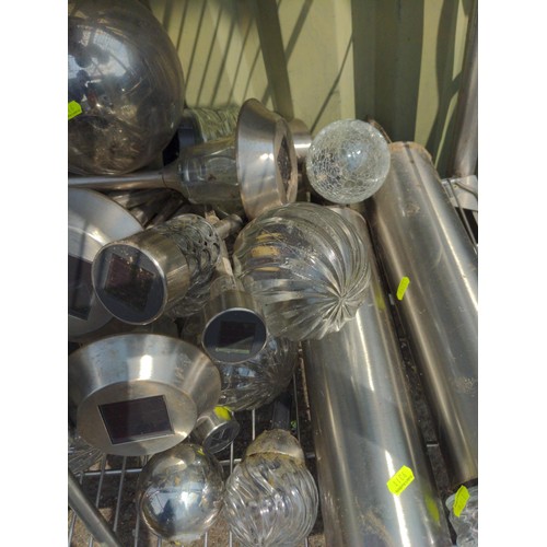 92 - Large quantity of garden stake lights of different sizes AF