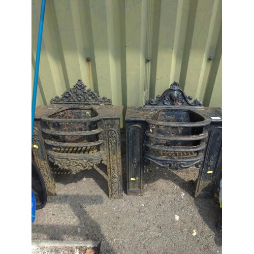 94 - 2 x small cast iron fire grates with fixed back plates 46cm x 22cm x H58cm