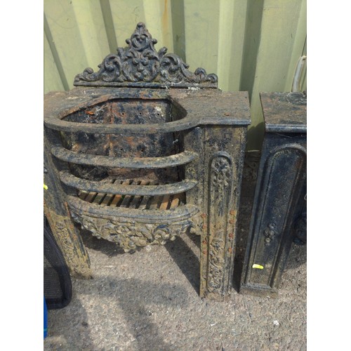 94 - 2 x small cast iron fire grates with fixed back plates 46cm x 22cm x H58cm