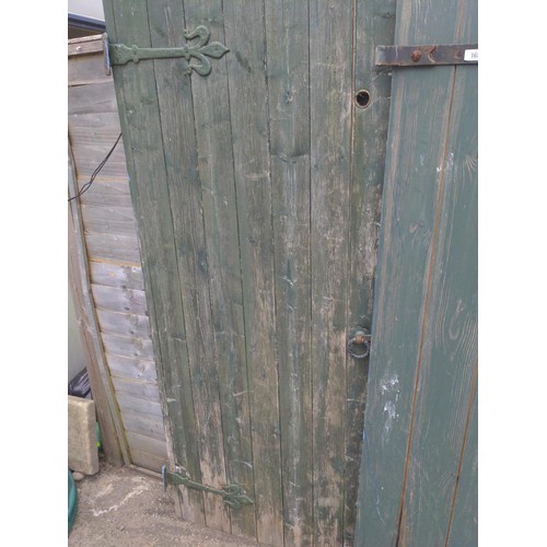 161 - 2 x green painted garden gates with handles and hinges H92cm 