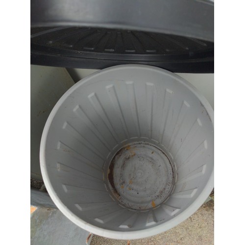 168 - Plastic waste bin with lid 