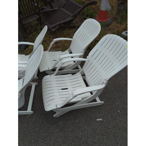 177 - 4 x white plastic foldup chairs + 2 x fold up foot rests/side tables