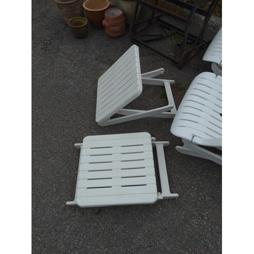 177 - 4 x white plastic foldup chairs + 2 x fold up foot rests/side tables