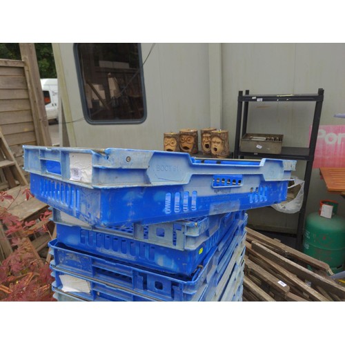 189 - 16 x shallow stackable blue crates/bread trays