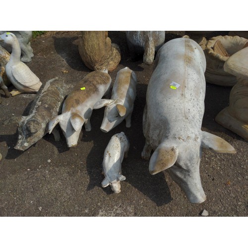 20 - Family of 5 x plastic/fibreglass pigs, Largest L95cm x H47cm