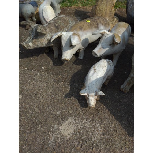 20 - Family of 5 x plastic/fibreglass pigs, Largest L95cm x H47cm