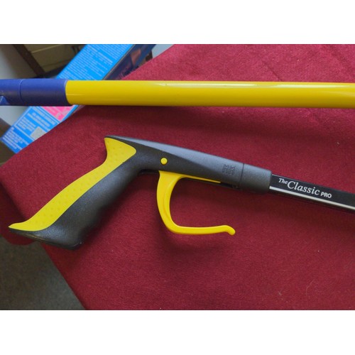 333 - 3 x walking sticks, extendable duster and a grabber/rubbish picker 