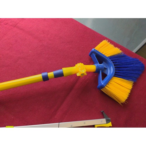 333 - 3 x walking sticks, extendable duster and a grabber/rubbish picker 