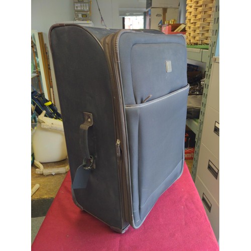 372 - 3 x graduated travel cases by Tripp inc. a large wheeled case, a holdall and a small cabin bag