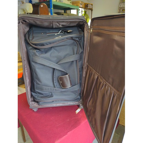 372 - 3 x graduated travel cases by Tripp inc. a large wheeled case, a holdall and a small cabin bag