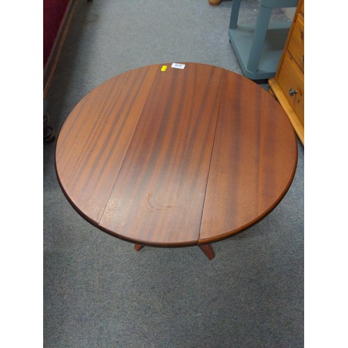 408 - Small occasional drop leaf table with mahogany veneer finish. W59 D58 H49cm do not re enter