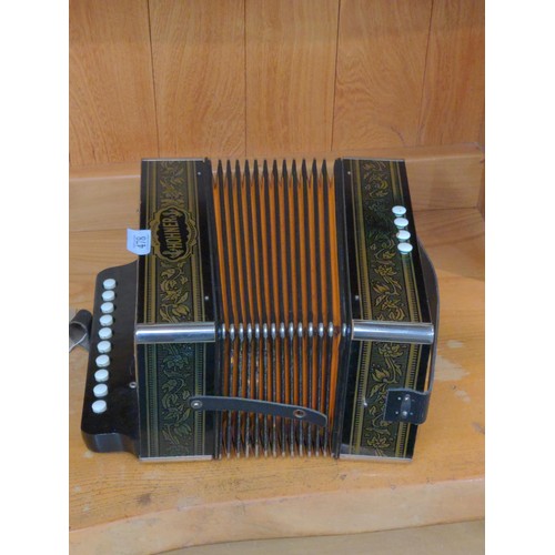 478 - Hohner vintage squeeze box/accordion