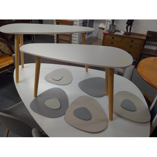 501 - Modernist kitchen table (L141cm) with 4 mesh chairs & 2 small matching occasional tables