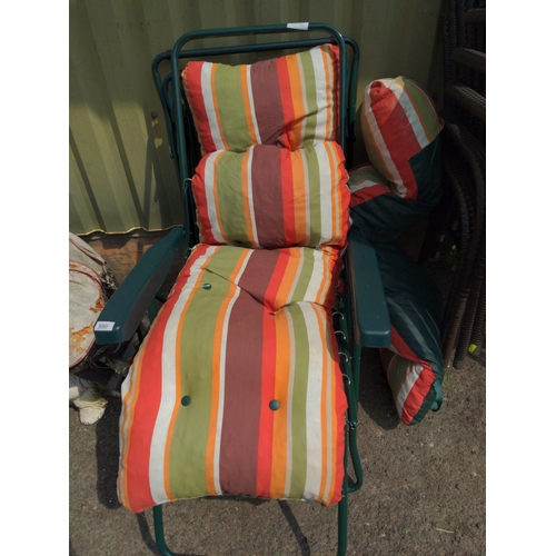 100 - 2 x foldup garden lounge chairs with removable cushions 