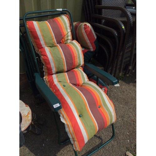 100 - 2 x foldup garden lounge chairs with removable cushions 