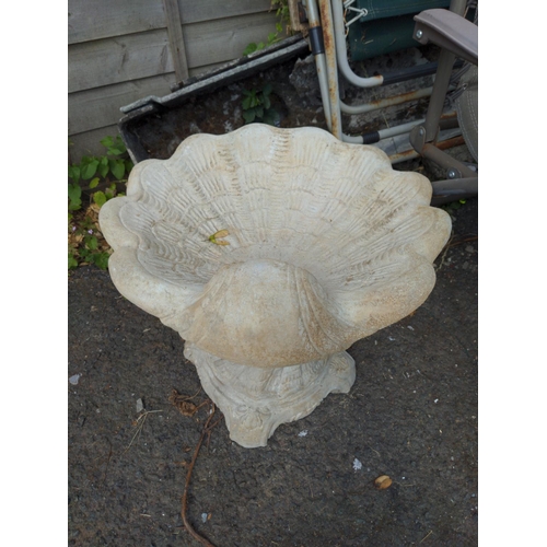 105 - Pedestal shell design bird bath D49cm H43cm