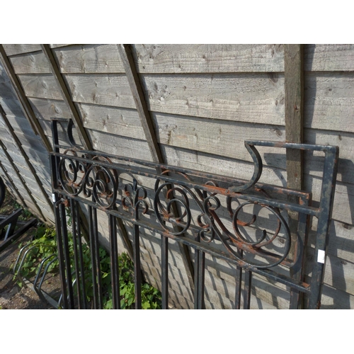 109 - Pair of wrought iron driveway gates (one gate L116cm x H121cm)