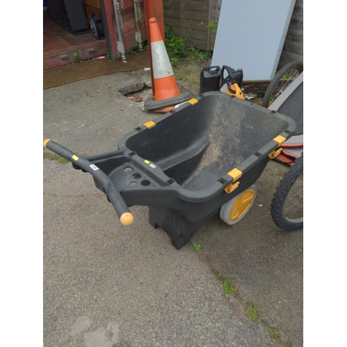 118A - Plastic wheelbarrow with 2 wheels 