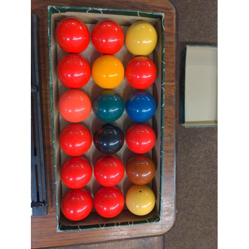 588 - Box of snooker balls, frame & scorer. 