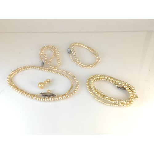 692 - Assorted cultured & faux pearls