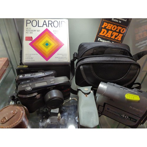 668 - Two shelves of vintage camers and equipment, inc, Pentax P30, Fujica xt605 and a Sonu handycam, plus... 