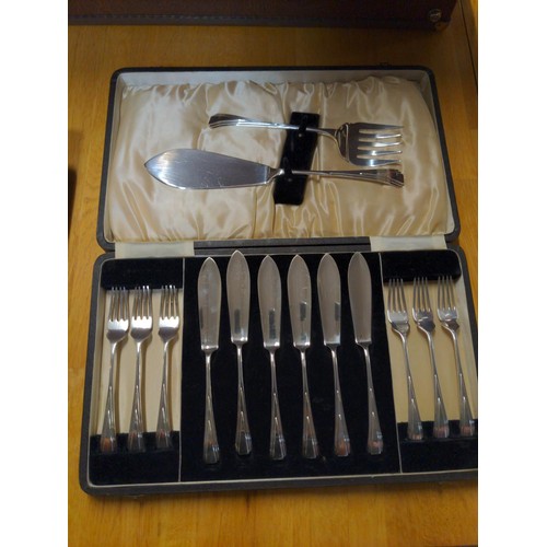 653 - Three boxed sets of flat ware, spoons, spoons and forks and fish cutlery.