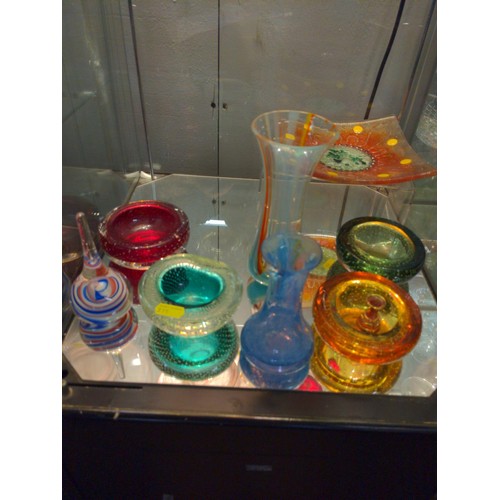 663 - Two shelves of mixed glass ware, inc, bowls, vases dishes etc.. in various colours and designs.