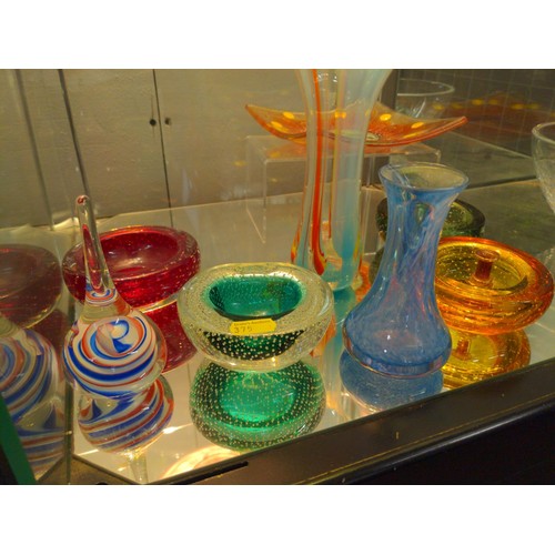 663 - Two shelves of mixed glass ware, inc, bowls, vases dishes etc.. in various colours and designs.