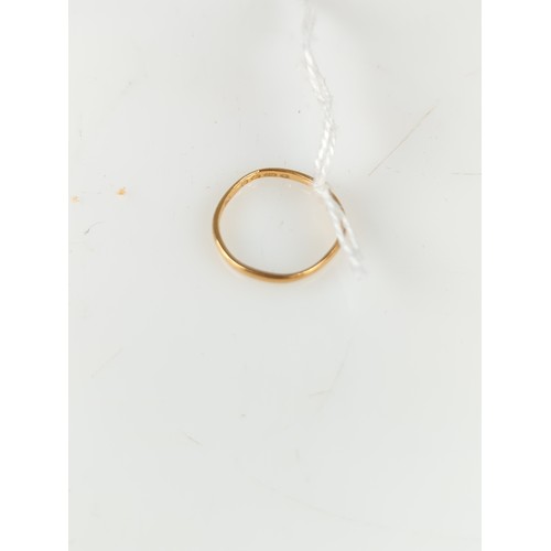 714 - 22ct gold band. 1.4g