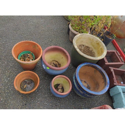 107 - 6 x glazed planters; 4 glazed and 2 terracotta