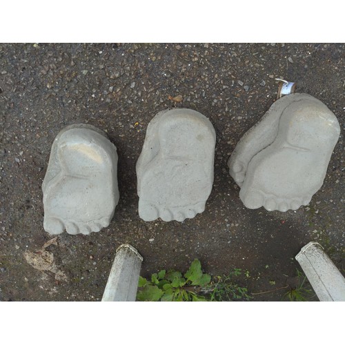 121 - 6 x concrete foot stepping stones 26cm x 16cm