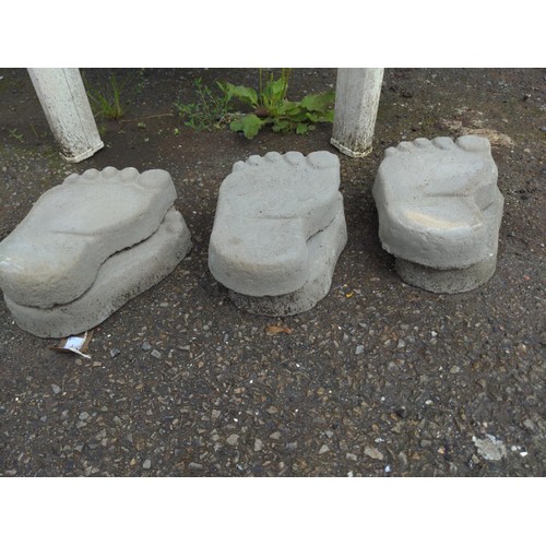 121 - 6 x concrete foot stepping stones 26cm x 16cm