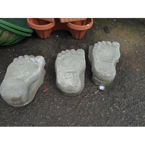 122 - 6 x concrete foot stepping stones 26cm x 16cm